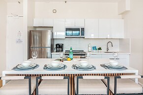 High Floor Mountain View with King or Queen Bed and Parking