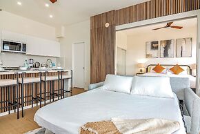 High Floor Mountain View with King or Queen Bed and Parking