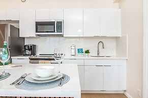 High Floor Mountain View with King or Queen Bed and Parking