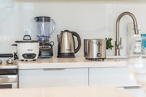 High Floor Mountain View with King or Queen Bed and Parking