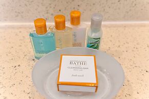 High Floor Mountain View with King or Queen Bed and Parking