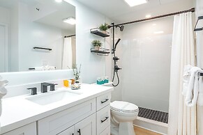 High Floor Mountain View with King or Queen Bed and Parking