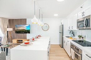 High Floor Mountain View with King or Queen Bed and Parking