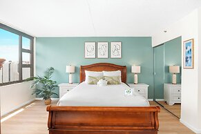 High Floor Mountain View with King or Queen Bed and Parking