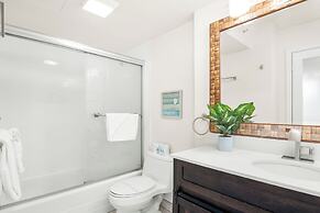 High Floor Mountain View with King or Queen Bed and Parking