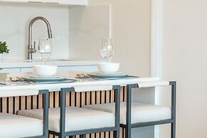 High Floor Mountain View with King or Queen Bed and Parking