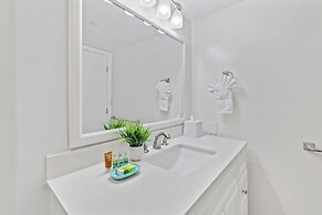 High Floor Mountain View with King or Queen Bed and Parking