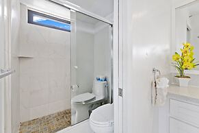 High Floor Mountain View with King or Queen Bed and Parking