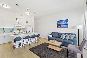 High Floor Mountain View with King or Queen Bed and Parking