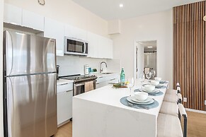 High Floor Mountain View with King or Queen Bed and Parking