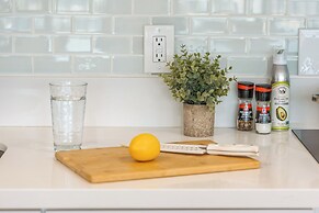 High Floor Mountain View with King or Queen Bed and Parking