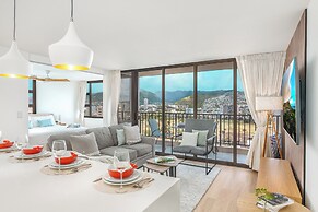 High Floor Mountain View with King or Queen Bed and Parking