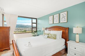 High Floor Mountain View with King or Queen Bed and Parking