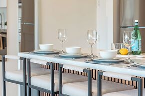 High Floor Mountain View with King or Queen Bed and Parking