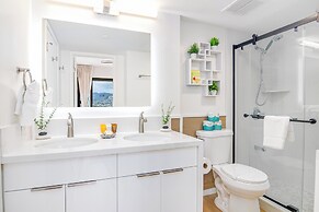 High Floor Mountain View with King or Queen Bed and Parking