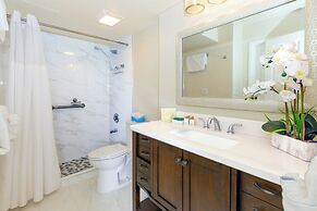 High Floor Mountain View with King or Queen Bed and Parking