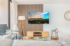 High Floor Mountain View with King or Queen Bed and Parking