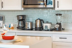 High Floor Mountain View with King or Queen Bed and Parking