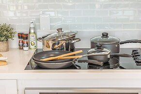 High Floor Mountain View with King or Queen Bed and Parking