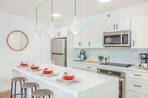 High Floor Mountain View with King or Queen Bed and Parking