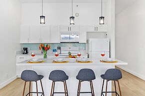 High Floor Mountain View with King or Queen Bed and Parking