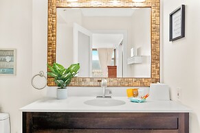 High Floor Mountain View with King or Queen Bed and Parking