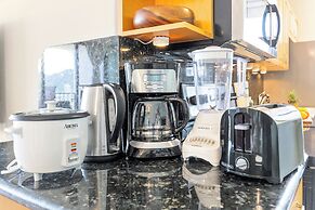 High Floor Mountain View with King or Queen Bed and Parking