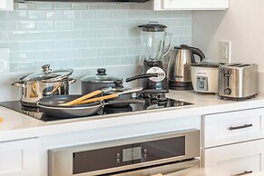 High Floor Mountain View with King or Queen Bed and Parking