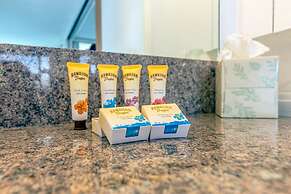 Mountain View Condo with King or Queen Bed and Parking