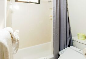 Mountain View Condo with King or Queen Bed and Parking