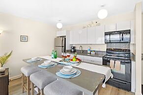 Mountain View Condo with King or Queen Bed and Parking