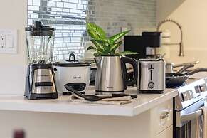 Mountain View Condo with King or Queen Bed and Parking