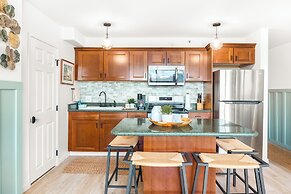 Mountain View Condo with King or Queen Bed and Parking