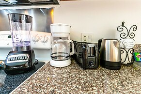 Mountain View Condo with King or Queen Bed and Parking