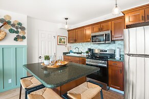 Mountain View Condo with King or Queen Bed and Parking