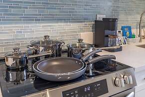 Mountain View Condo with King or Queen Bed and Parking