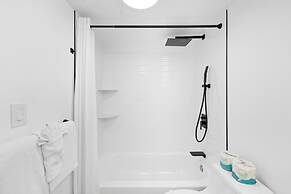 Premium Remodeled Condo in Waikiki with 2 Double Beds and Parking