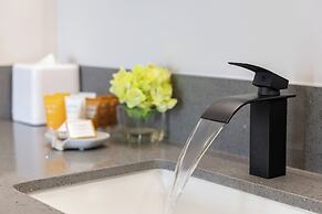 Premium Remodeled Condo in Waikiki with 2 Double Beds and Parking