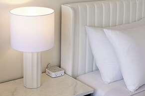 Premium Remodeled Condo in Waikiki with 2 Double Beds and Parking