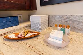 Premium Remodeled Condo in Waikiki with 2 Double Beds and Parking