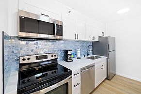 Premium Remodeled Condo in Waikiki with 2 Double Beds and Parking