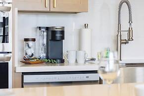 Premium Remodeled Condo in Waikiki with 2 Double Beds and Parking