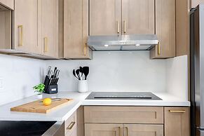 Premium Remodeled Condo in Waikiki with 2 Double Beds and Parking