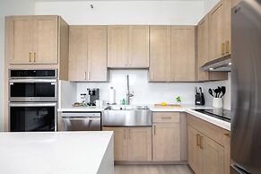 Premium Remodeled Condo in Waikiki with 2 Double Beds and Parking