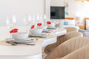 Premium Remodeled Condo in Waikiki with 2 Double Beds and Parking