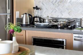 Premium Remodeled Condo in Waikiki with 2 Double Beds and Parking