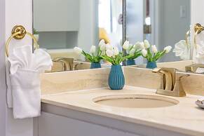 Premium Remodeled Condo in Waikiki with 2 Double Beds and Parking