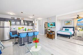 Premium Remodeled Condo in Waikiki with 2 Double Beds and Parking
