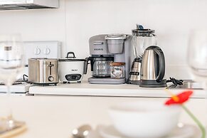 Premium Remodeled Condo in Waikiki with 2 Double Beds and Parking