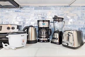 Premium Remodeled Condo in Waikiki with 2 Double Beds and Parking